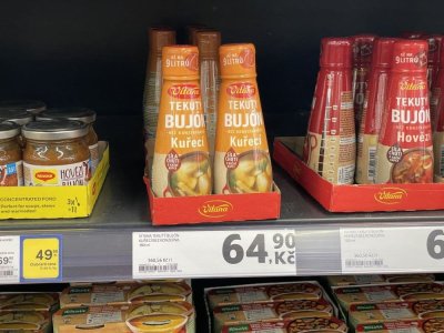 Kuřecí a slepičí bujóny v obchodě