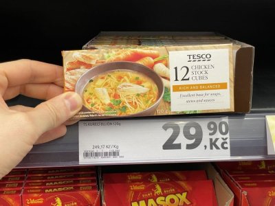 Kuřecí a slepičí bujóny v obchodě