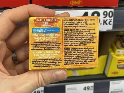 Kuřecí a slepičí bujóny v obchodě