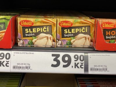 Kuřecí a slepičí bujóny v obchodě