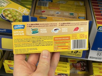 Kuřecí a slepičí bujóny v obchodě