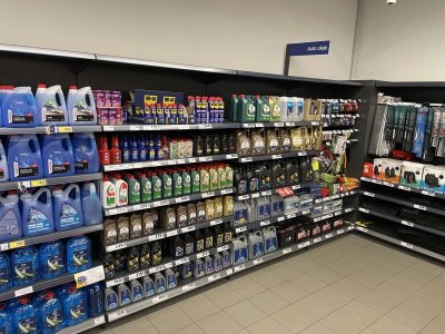 Motorové oleje v regálu supermarketu