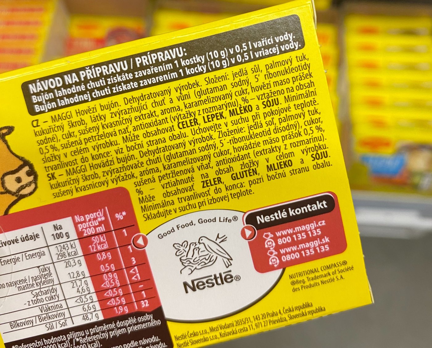 Etiketa na obalu bujónu