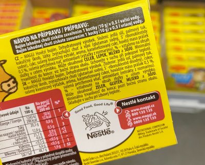 Etiketa na obalu bujónu