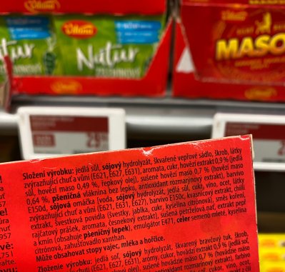 Etiketa na obalu bujónu