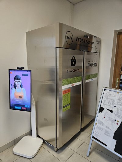 Digitální asistentka ve vstupní hale