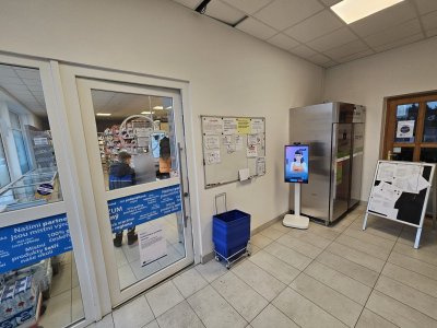 Digitální asistentka u vstupu do prodejny COOP