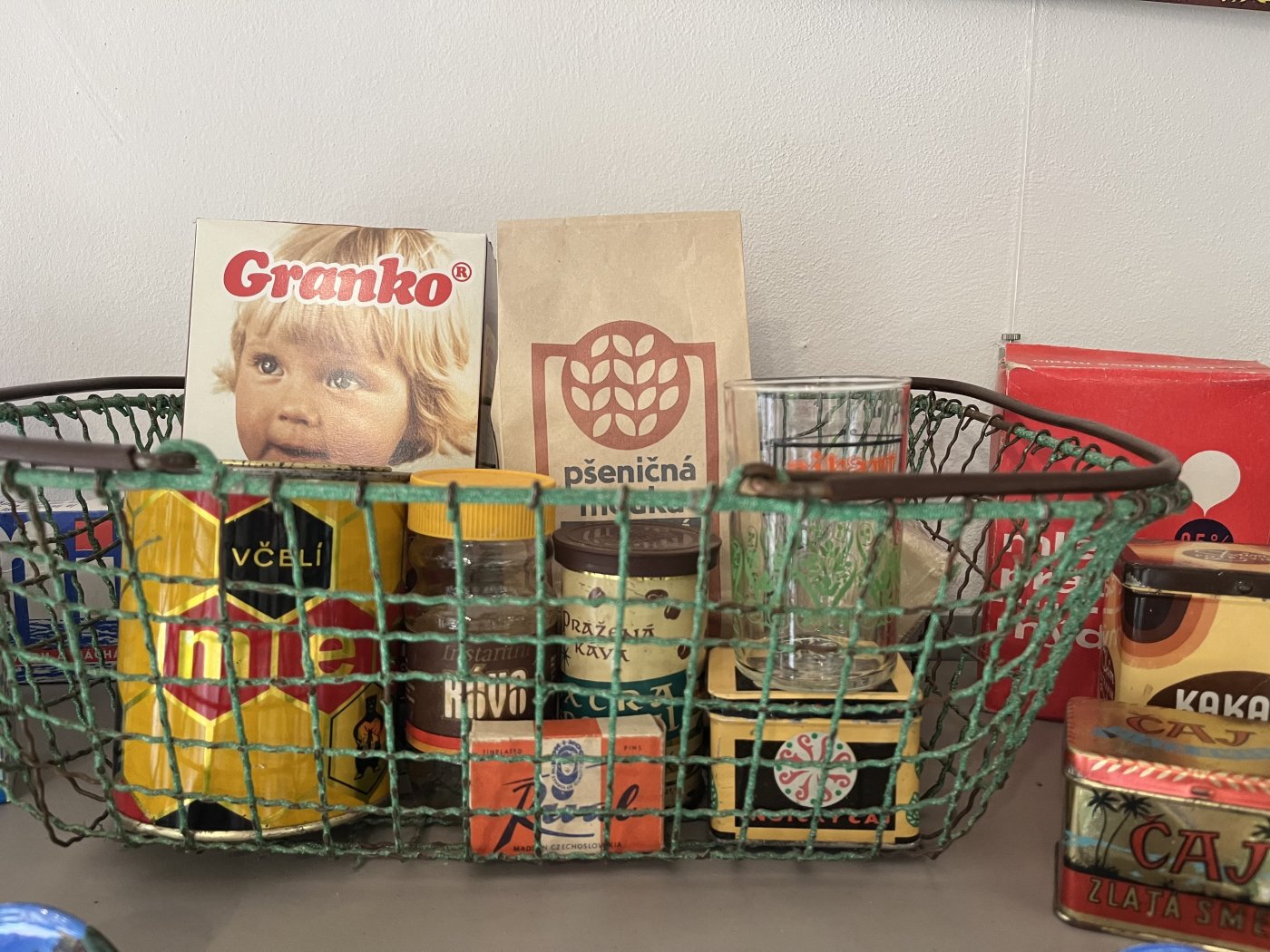 Retro potraviny v košíku