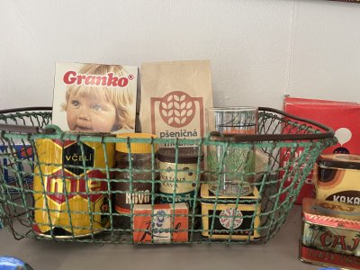 Retro potraviny v košíku