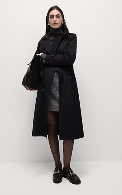 Žena v černém trenčkotu