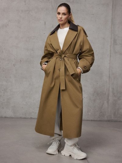 Žena v hnědém kabátu