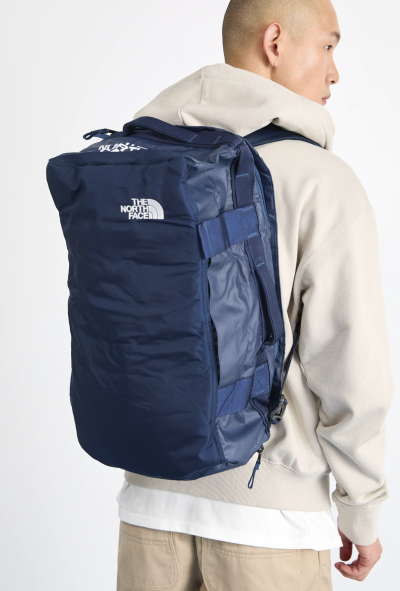 Muž s cestovní taškou na zádech