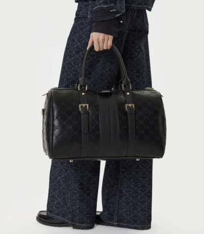 Žena s cestovní taškou