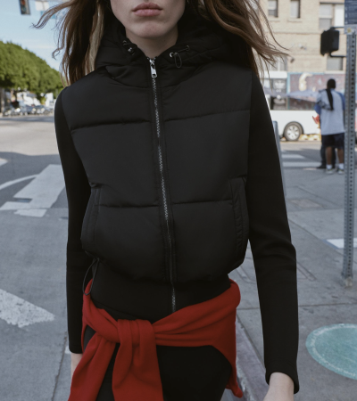 Žena v jarní bundě