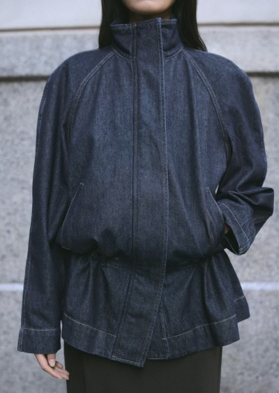 Žena v džínové bundě