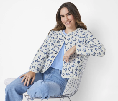 Žena v květované bundě