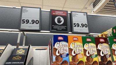 Cedulka varující před krádeží v supermarketu