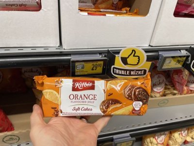 Balení čokopiškotů v rukou