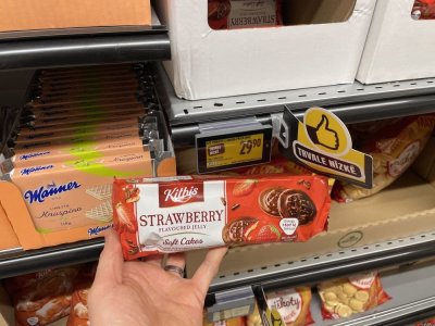 Balení čokopiškotů v rukou