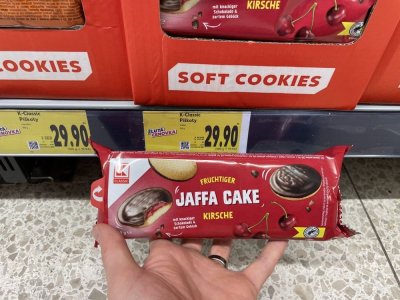 Balení čokopiškotů v rukou