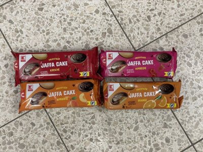 4 balení čokopiškotů na zemi