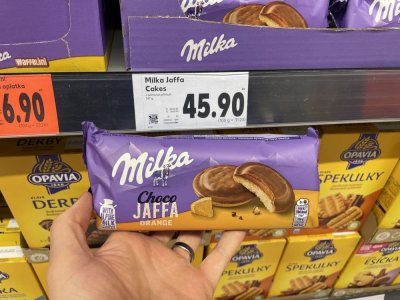 Balení čokopiškotů v rukou