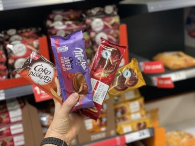 Balení čokopiškotů v rukou