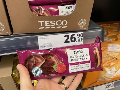 Balení čokopiškotů v rukou