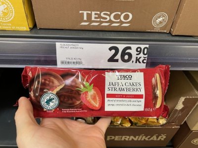 Balení čokopiškotů v rukou