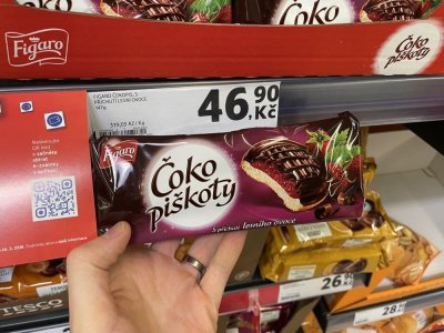 Balení čokopiškotů v rukou