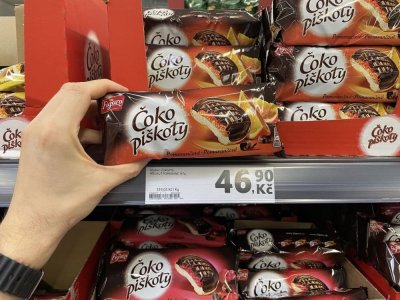 Balení čokopiškotů v rukou