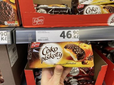 Balení čokopiškotů v rukou