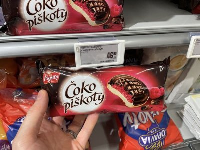 Balení čokopiškotů v rukou