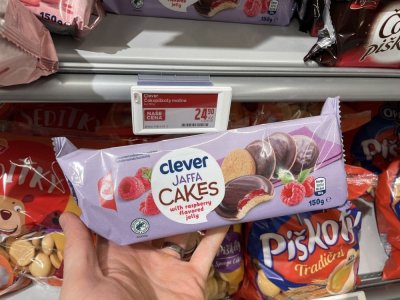 Balení čokopiškotů v rukou