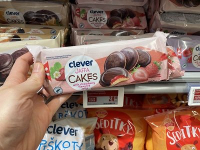 Balení čokopiškotů v rukou