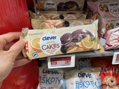 Balení čokopiškotů v rukou