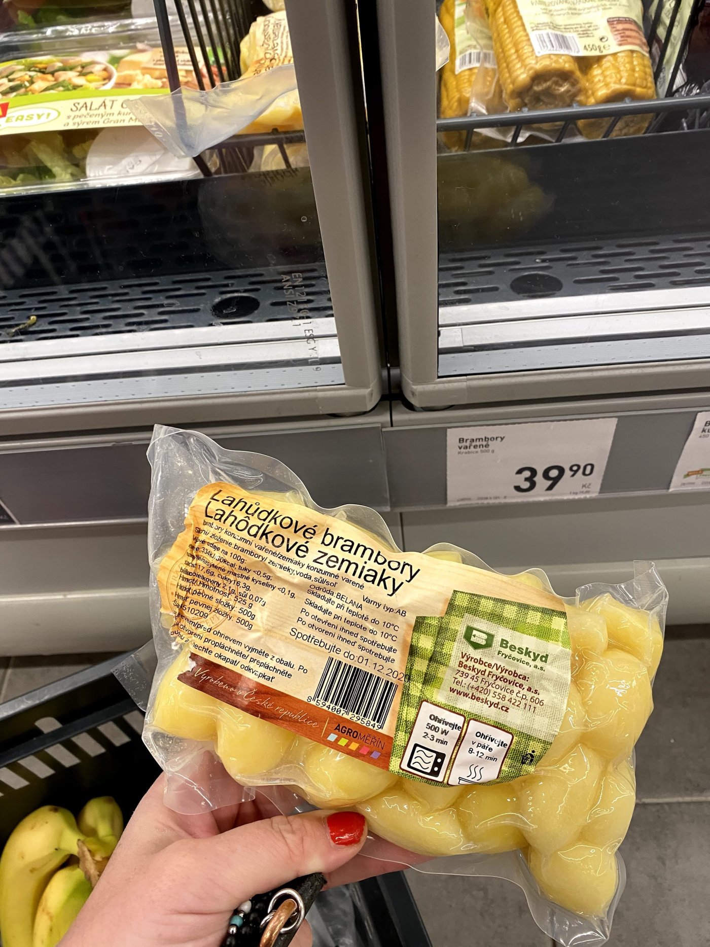 Balené loupané brambory v supermarketu