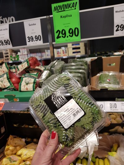 Kopřivy v krabičce v supermarketu