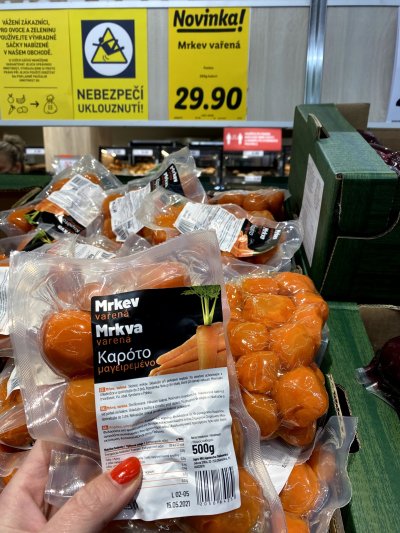Balená loupaná mrkev v supermarketu