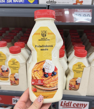 Hotová směs na palačinky v produktové lahvi v supermarketu