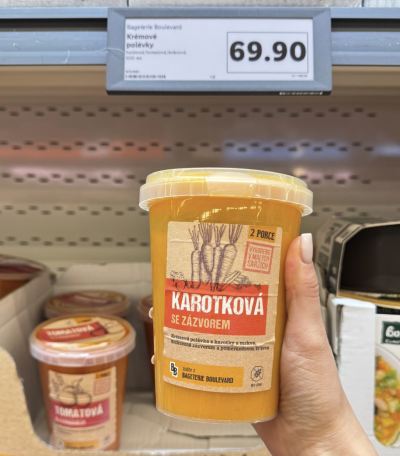 Mrkvová polévka v produktovém obalu v supermarketu
