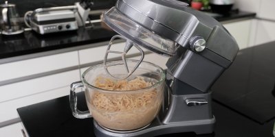 Kuchyňský robot Catler KM 8020 s mísou plnou připraveného těsta na bramboráky