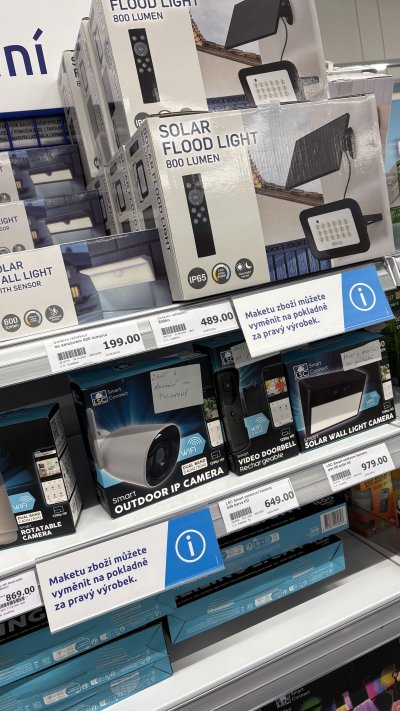 Regál s kamerami v obchodě