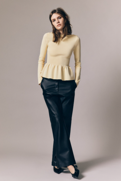 Modelka v peplum topu a džínách