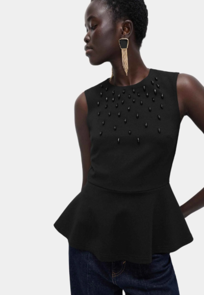 Modelka v černém peplum topu