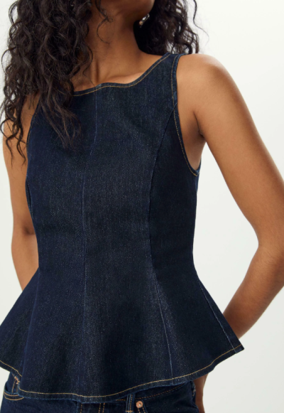 Žena v džínovém peplum topu