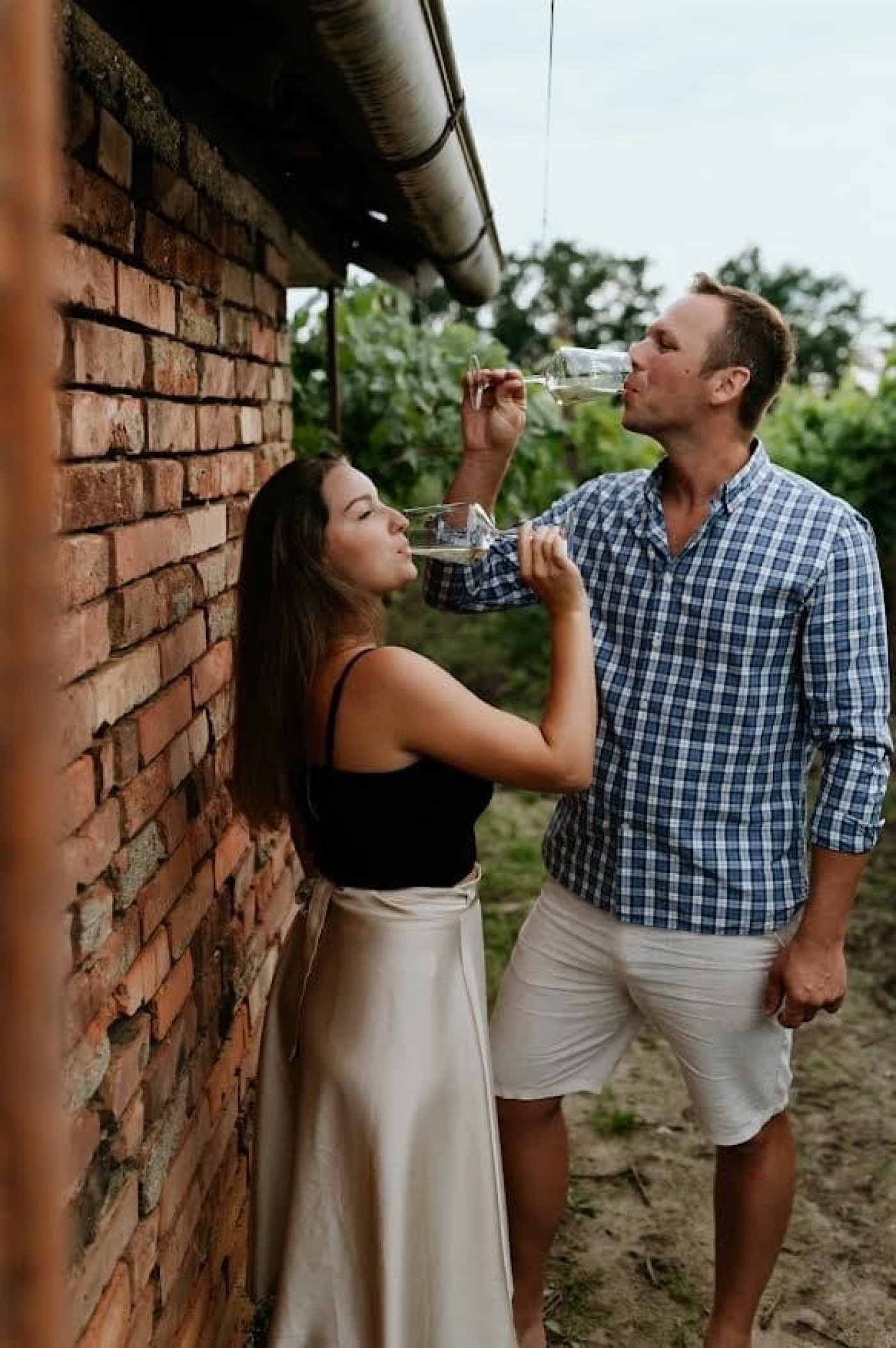 Vinař Jakub Říha s manželkou pijí víno