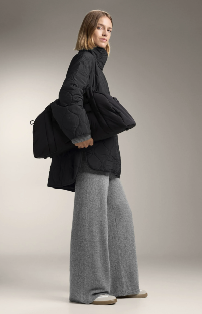 Modelka s cestovní taškou