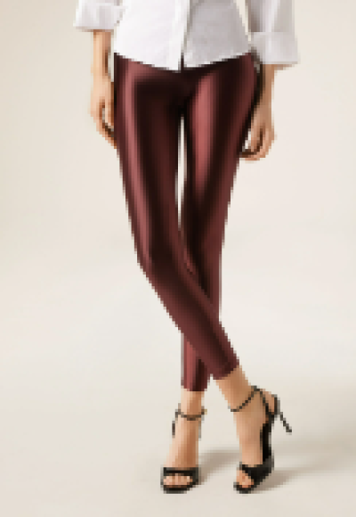 Modelka v lesklých vínových legínách