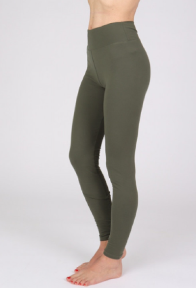 Modelka v khaki legínách